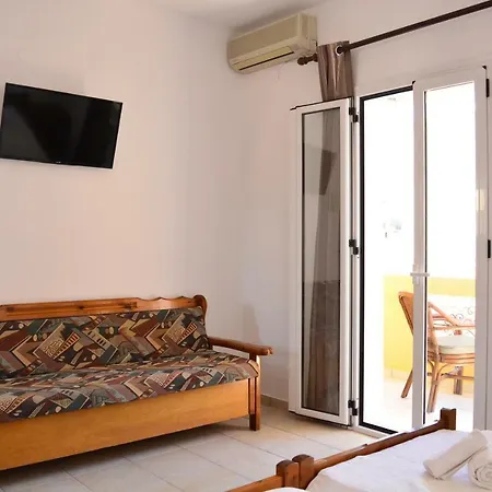 Raph's Studios-apts By The Sea דירה Agia Marina