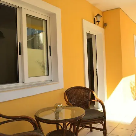 Raph's Studios-apts By The Sea *